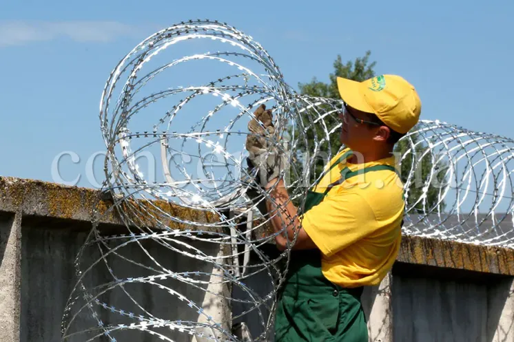 Монтаж колючей проволоки